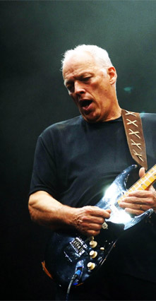 Une photo d'un guitariste droitier en train de jouer à la guitare électrique bien mise sur lui